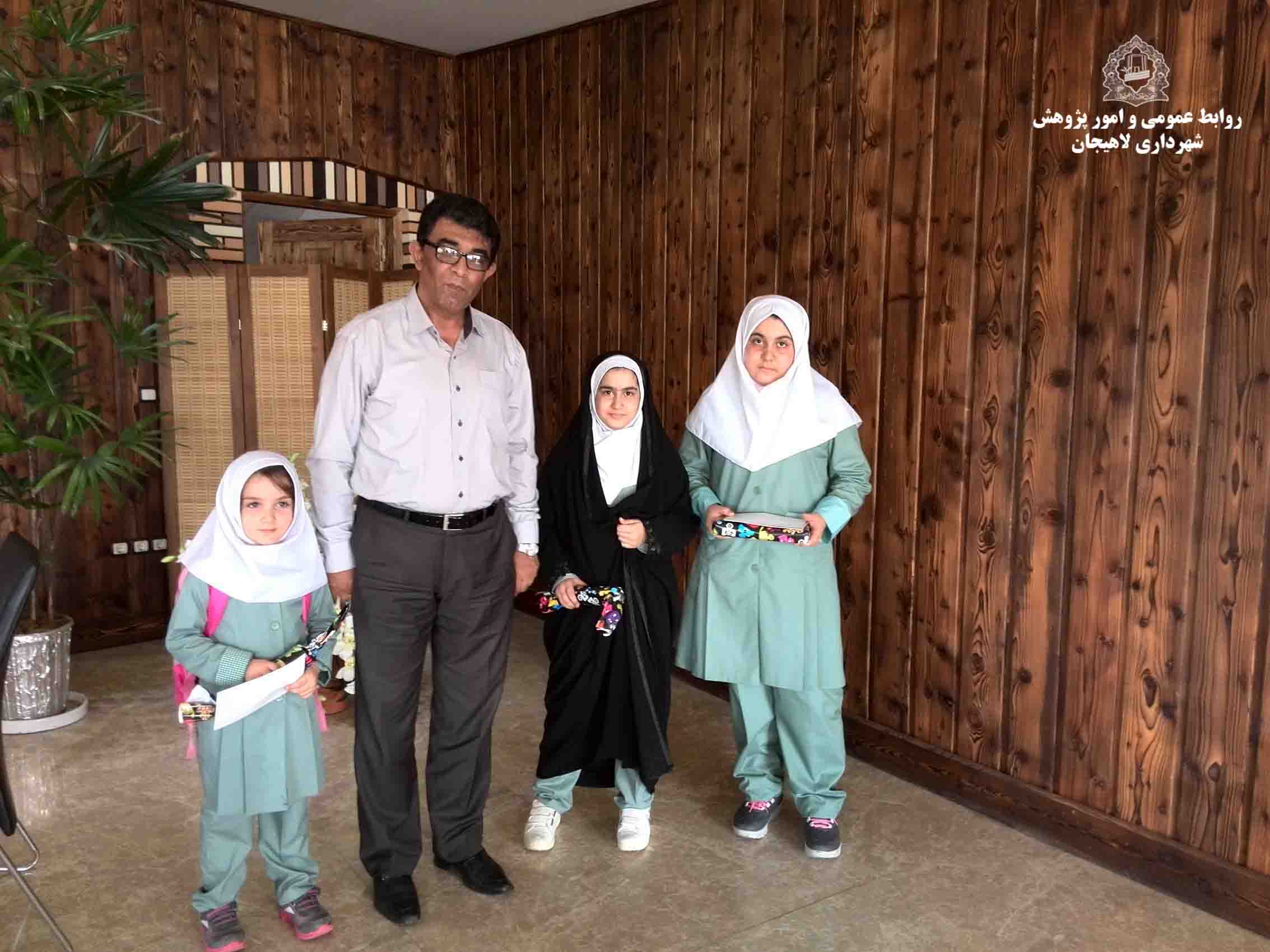 قدرداني دانش آموزان از شهردار لاهيجان در آستانه بازگشايي مدارس